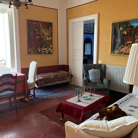 Palazzo Carratelli 아망테